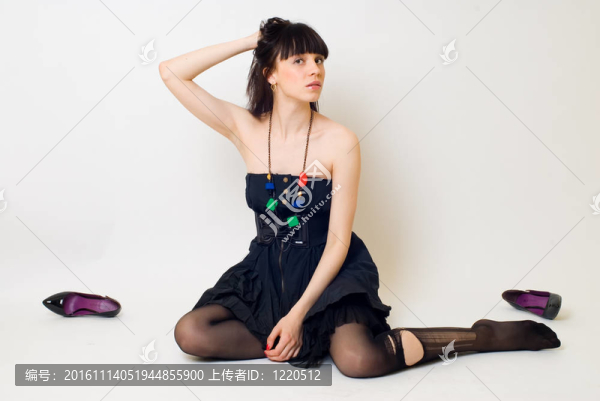 穿著破絲襪的年輕女人