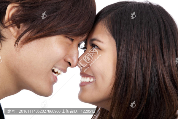亞洲青年夫婦面對面微笑