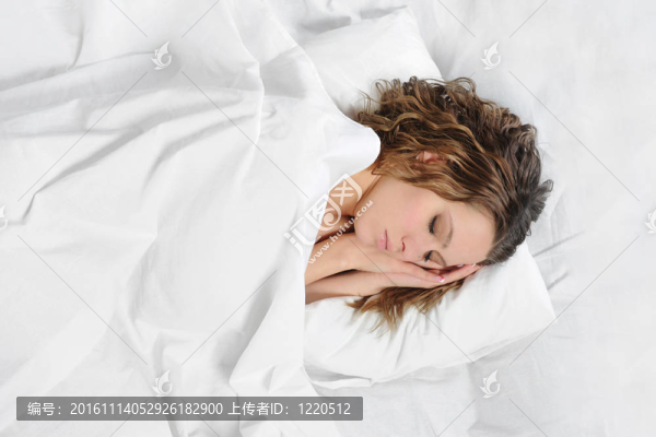 睡在床上的女人