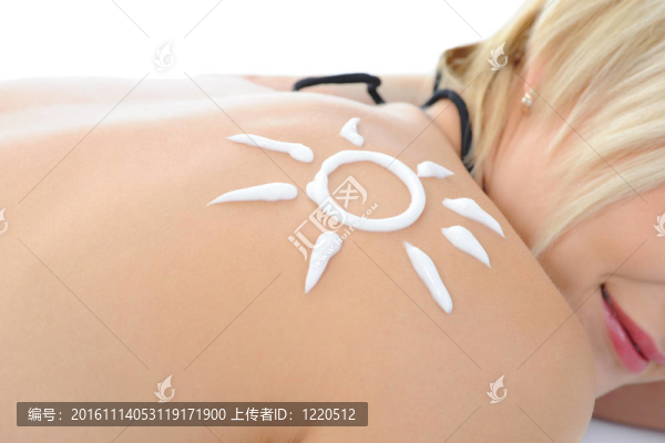 太陽形防曬霜的女人