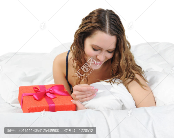 帶禮品盒的年輕女人