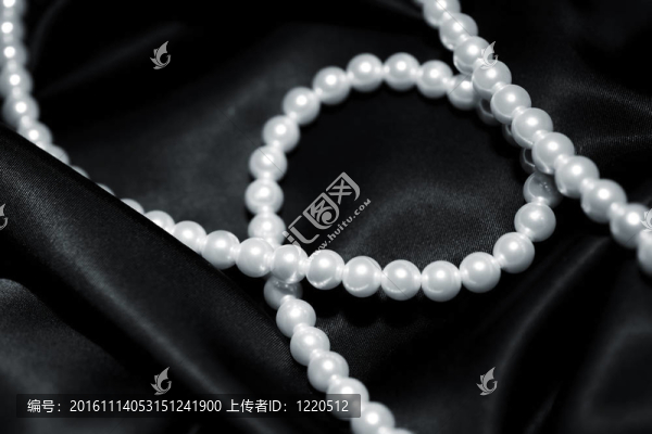 黑絲上的白色珍珠項鏈
