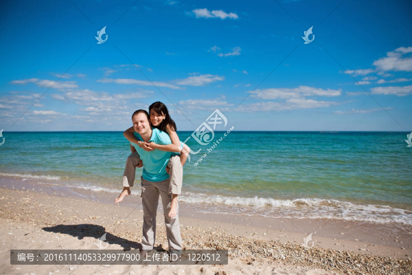 夫婦在海灘