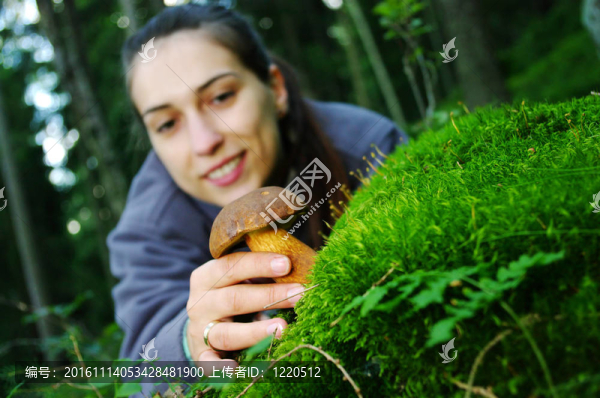年輕的女人拿起蘑菇