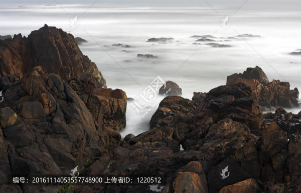 巖石和海
