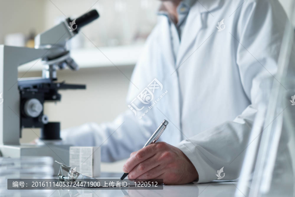 科學(xué)家用顯微鏡進(jìn)行研究