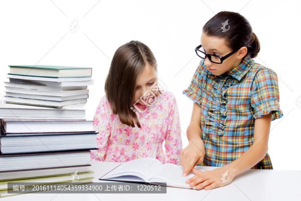 兩個青年學(xué)生的學(xué)習