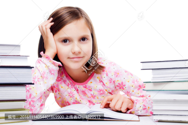 年輕的女孩讀一本書