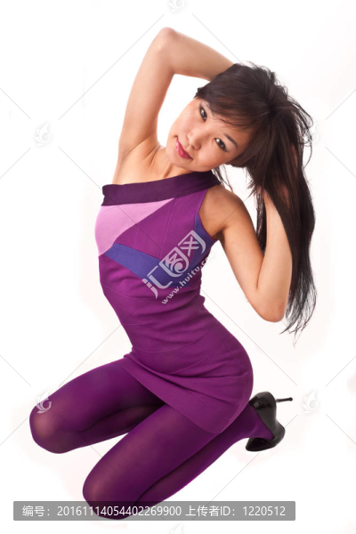穿著紫色衣服的亞洲女孩