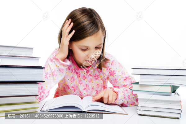 年輕的女孩讀一本書