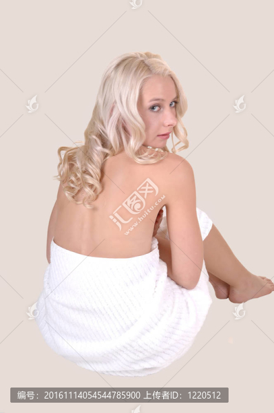 毛巾上的女孩。