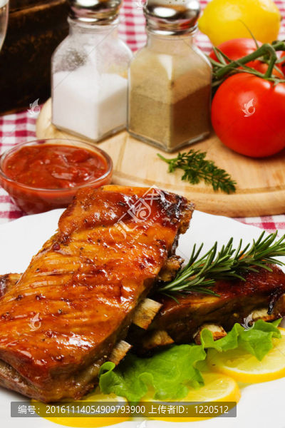 Barbesued,ribs用生菜和檸檬片