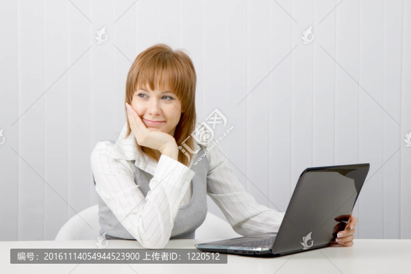 輕松和微笑的女孩與筆記本電腦