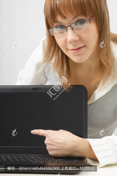 戴著筆記本電腦的女孩