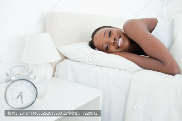 女人醒來時用她的鬧鐘