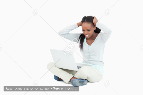 年輕的女人瘋狂她的筆記本電腦
