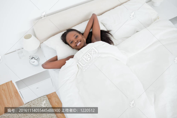 快樂的女人醒來