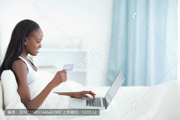 微笑的女人在網(wǎng)上購物