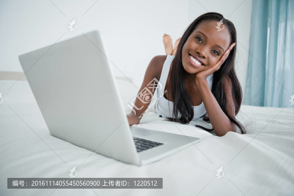 女人在她的筆記本上看電影