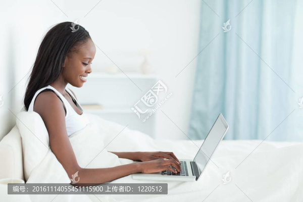睡覺前用筆記本的年輕女人