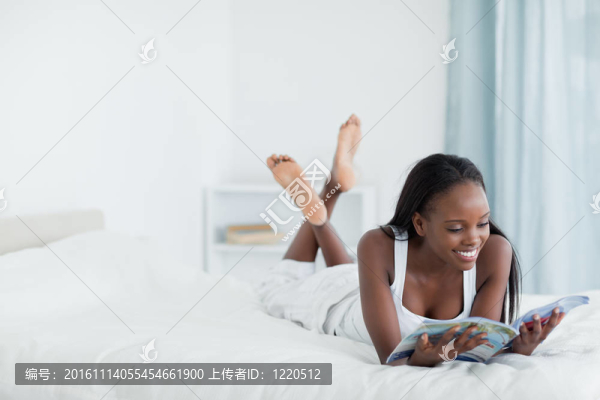 年輕的女人在讀雜志