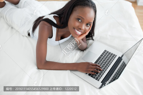 女人趴在肚子上用筆記本