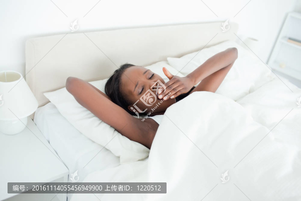 可愛的女人打哈欠
