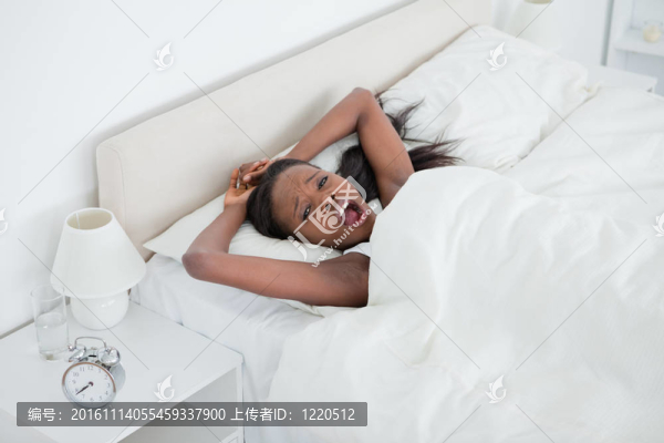 當女人醒來時打哈欠