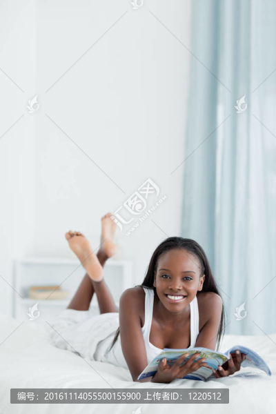 一個年輕婦女拿著雜志的肖像
