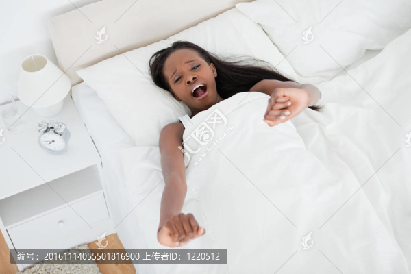 疲憊的女人伸出雙臂打哈欠