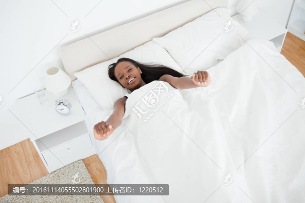 上面看到一個(gè)女人在醒來的時(shí)候伸出雙臂