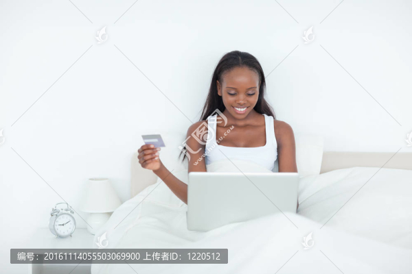 年輕的女人在網(wǎng)上預(yù)定假期