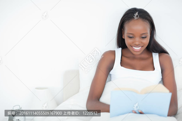 年輕的女人讀一本書