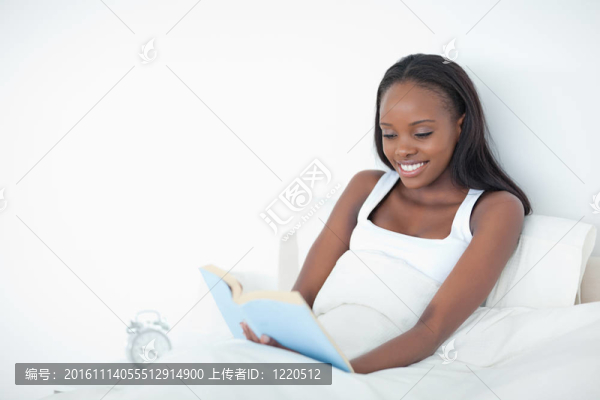 快樂的女人讀一本書