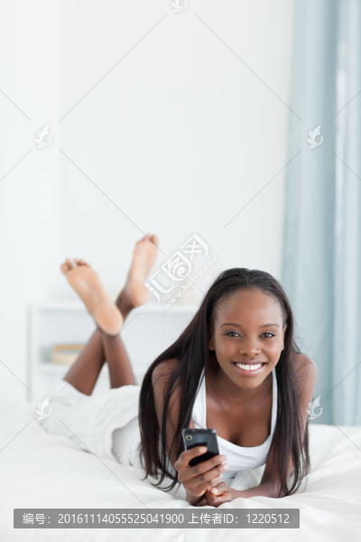 一位年輕女性發(fā)送短信的肖像