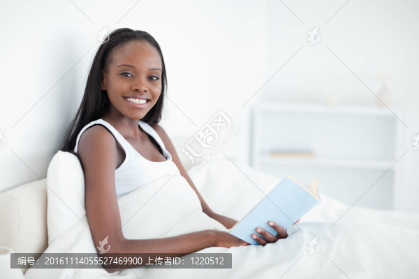女人拿著一本書