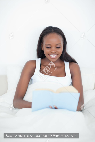 一個(gè)年輕婦女在讀一本書(shū)的肖像