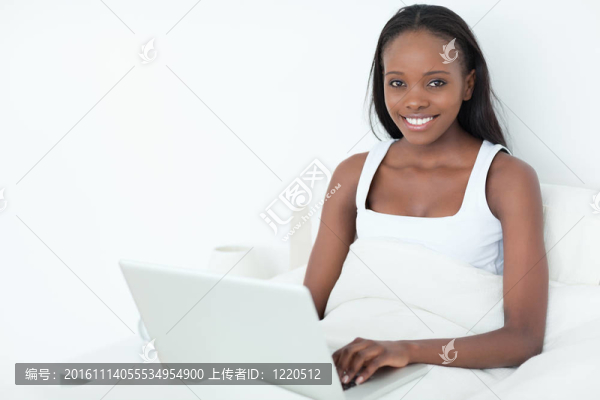 女人睡覺前使用一臺筆記本電腦