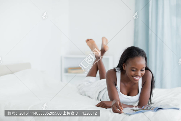 讀一本雜志的女人