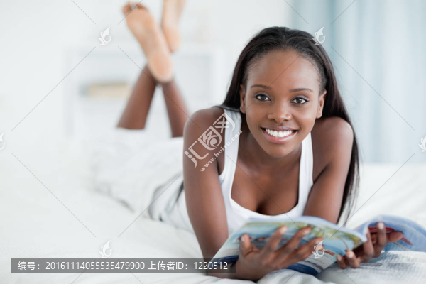 微笑的女人拿著一本雜志