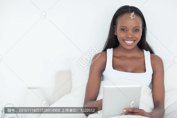 安詳的女人使用平板電腦