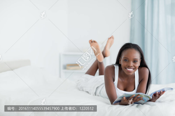婦女拿著一本雜志