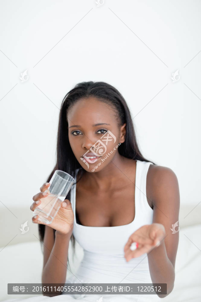 一個生病的女人的畫像顯示藥丸