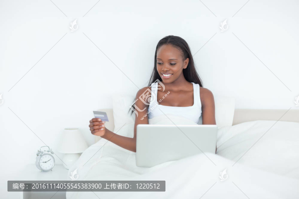女人在網(wǎng)上預(yù)定她的假期