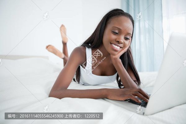 女人和她的筆記本聊天