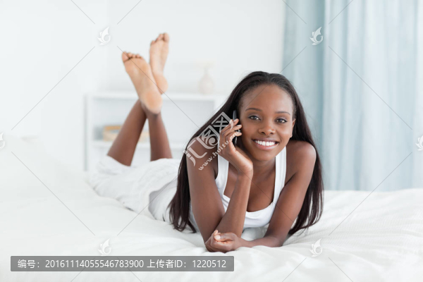 打電話的女人