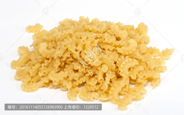 白色背景意大利意大利面食的特寫(xiě)