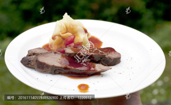 鹿里脊肉；配土豆泥和烤蒜和百里香糖漬和Amarone和櫻桃酒