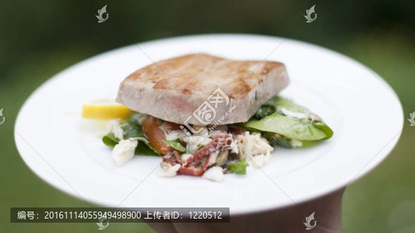 烤AHI金槍魚沙拉蟹；菠菜；敷料從番茄干；巴利和石灰