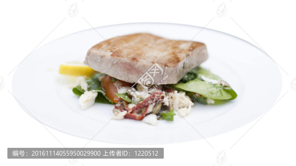 烤AHI金槍魚沙拉蟹；菠菜；敷料從番茄干；巴利和石灰